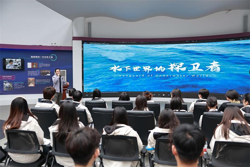 2024全國(guó)高校校媒精英特訓(xùn)營(yíng)走進(jìn)廣東藍(lán)潛參觀之旅